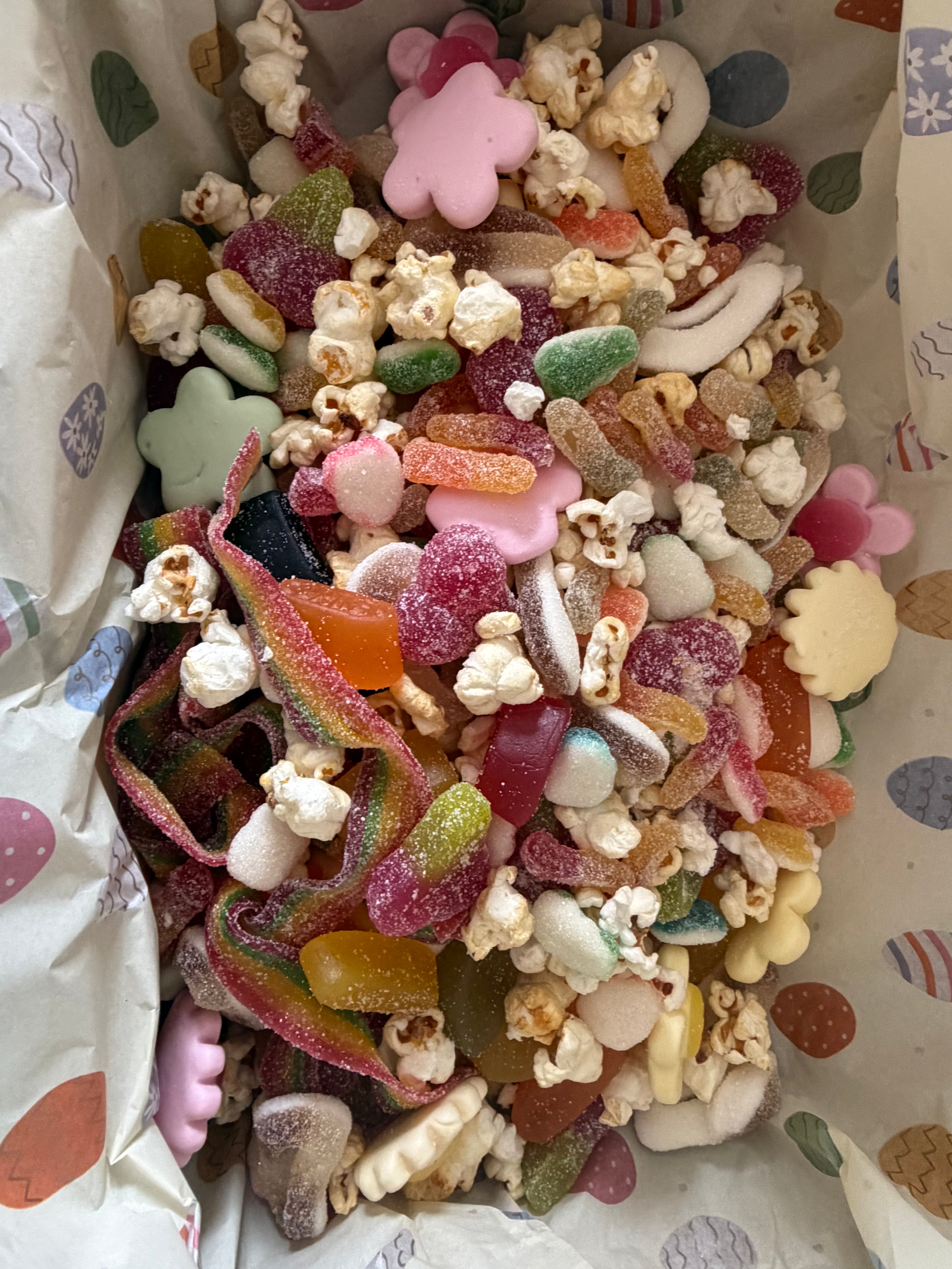 1kg limited edition heartstopper forever pick a mix box